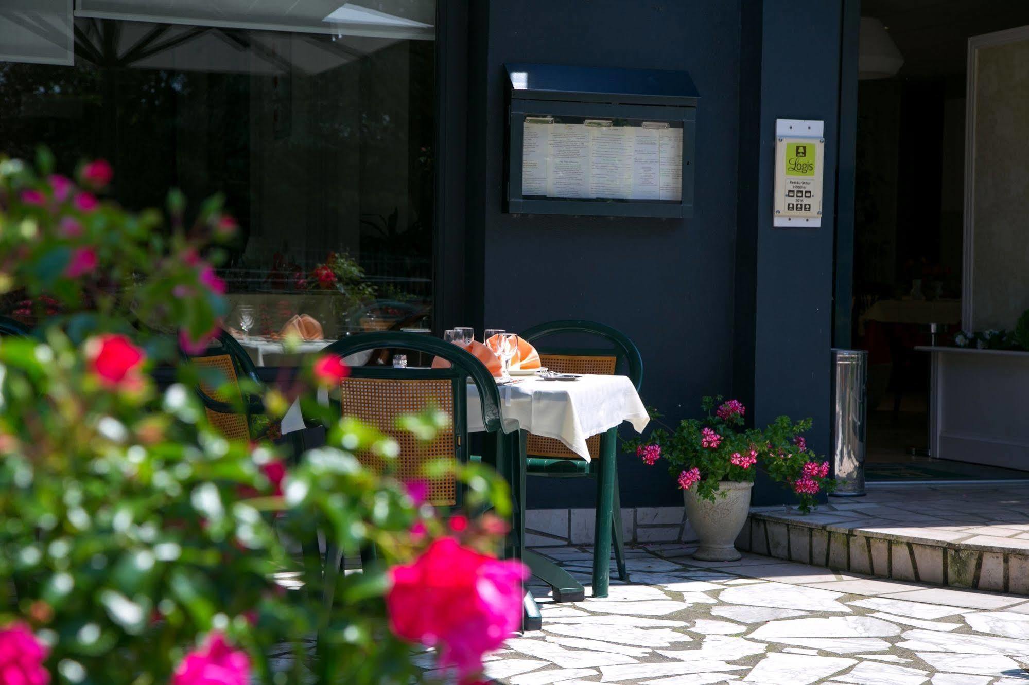 Logis Auberge De La Rose Hotell Doué-la-Fontaine Eksteriør bilde